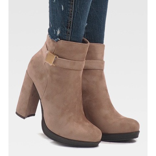 Stivali rosa sul post J-8682 1