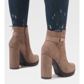 Stivali rosa sul post J-8682 2