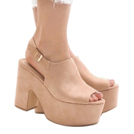 Sandali rosa su un massiccio blocco 8263CA 2