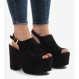 Sandali neri su un massiccio blocco 8263CA nero 1