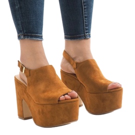 Sandali cammello su un massiccio blocco 8263CA beige 1