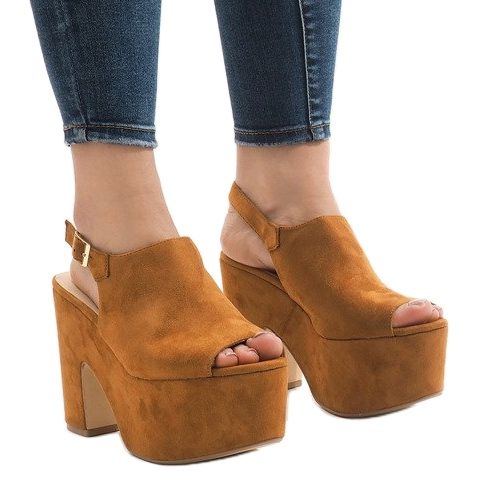 Sandali cammello su un massiccio blocco 8263CA beige 1