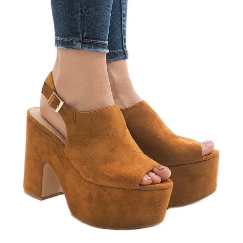 Sandali cammello su un massiccio blocco 8263CA beige 2
