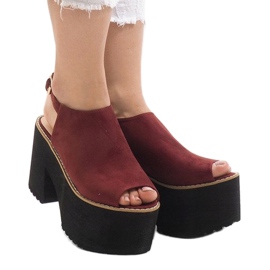 Sandali bordeaux su un massiccio blocco B8290 rosso multicolore 1
