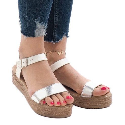 Sandali bianchi sulla piattaforma 22-07 bianca 1