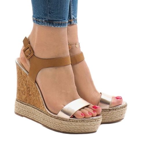 Sandali con zeppa laccati oro VB76063 d'oro 1