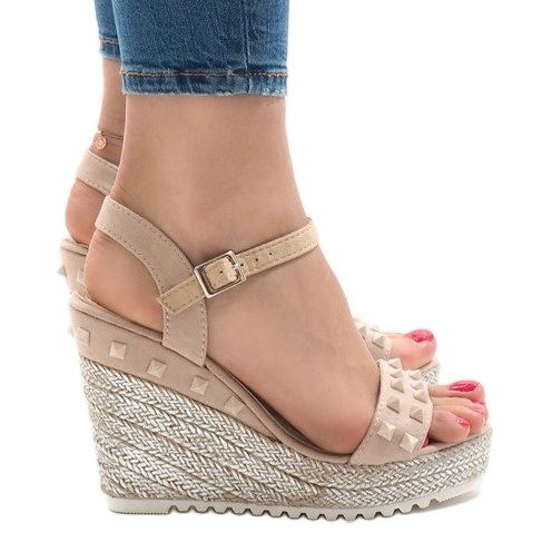 Sandali con zeppa in camoscio beige con borchie TS-16 1