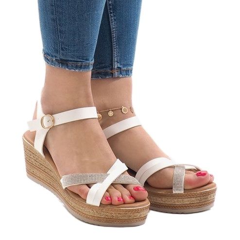 Sandali bianchi sulla piattaforma WS8816 bianca 1