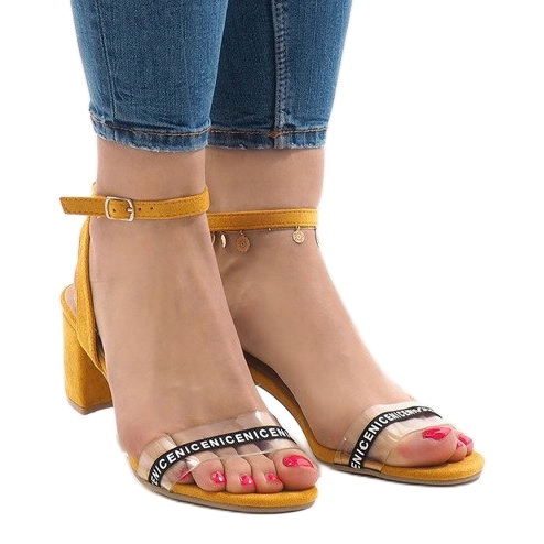 Sandali gialli sul post S-7347 camoscio giallo 1