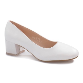 Pumps bianche sul post Renda marrone 1