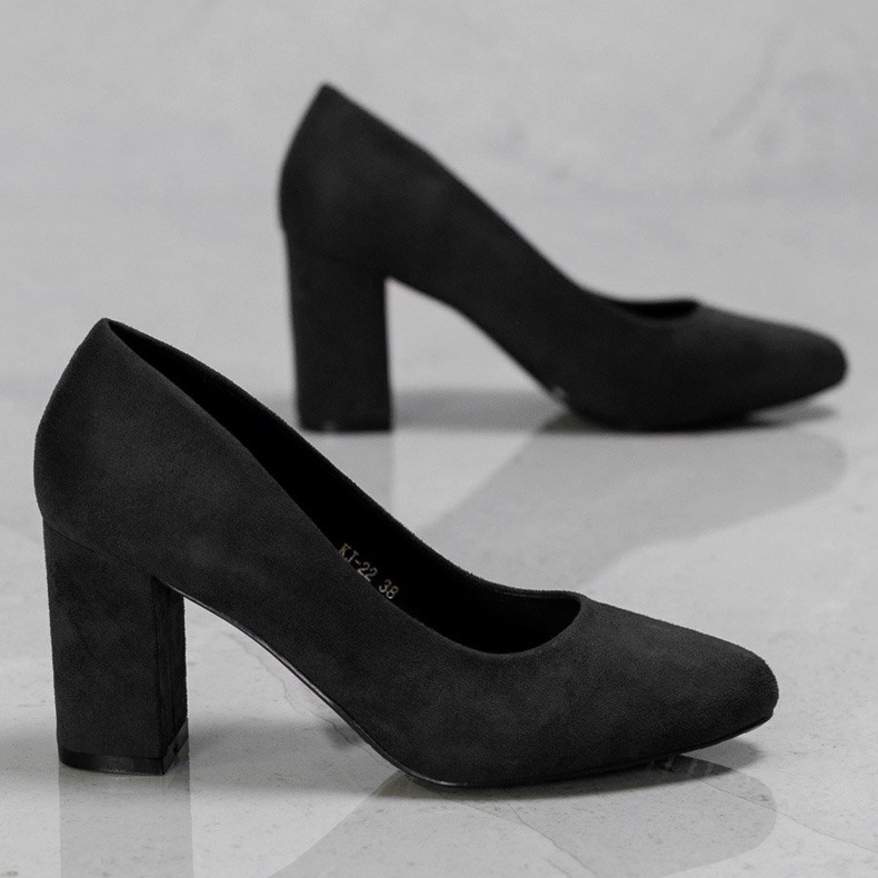 Ch. Creation Pompe su un pilastro nero 1