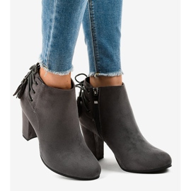 Stivali in camoscio grigio sul post JA75 2