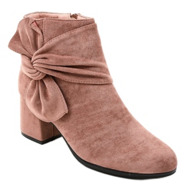 Stivali in camoscio rosa sul post Y-52 1