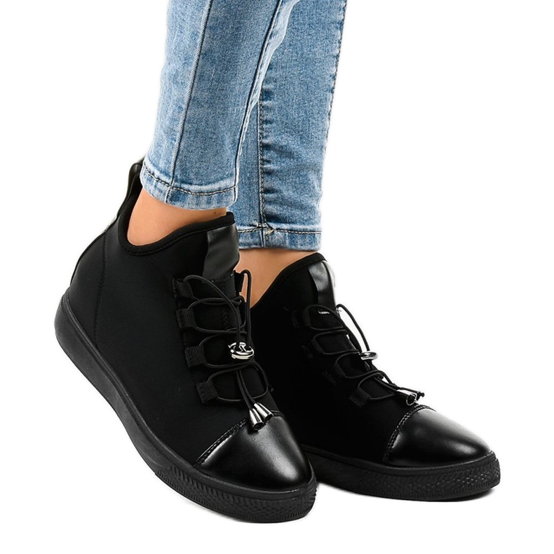 Sneakers nere isolate alte sulla zeppa XY-35 nero 1