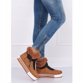Sneakers isolate marrone NB311 Camel 1