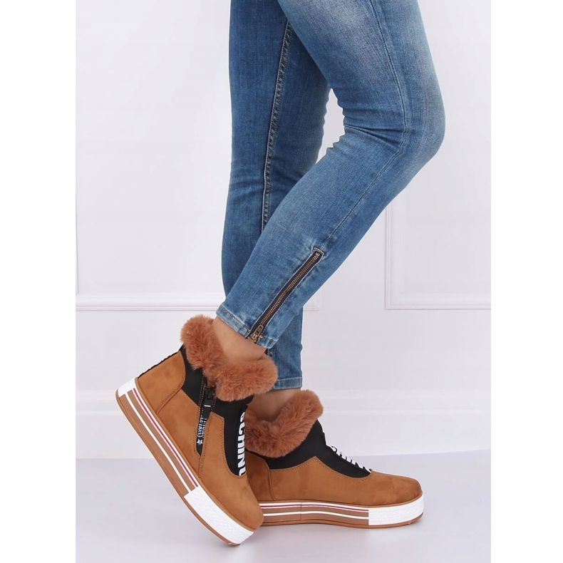 Sneakers isolate marrone NB311 Camel 1
