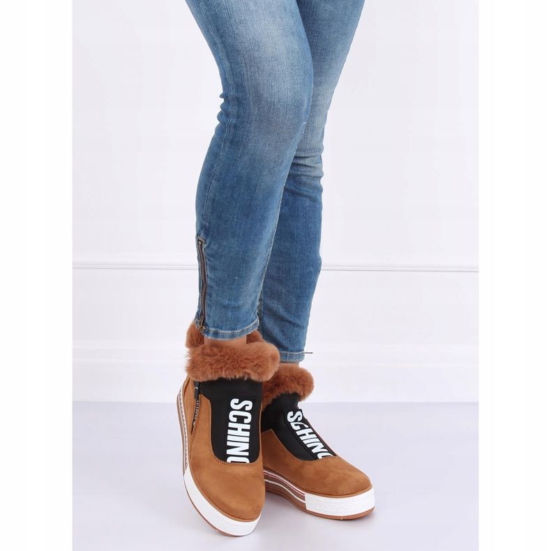 Sneakers isolate marrone NB311 Camel 2