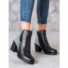 Filippo Stivali su un palo nero 2