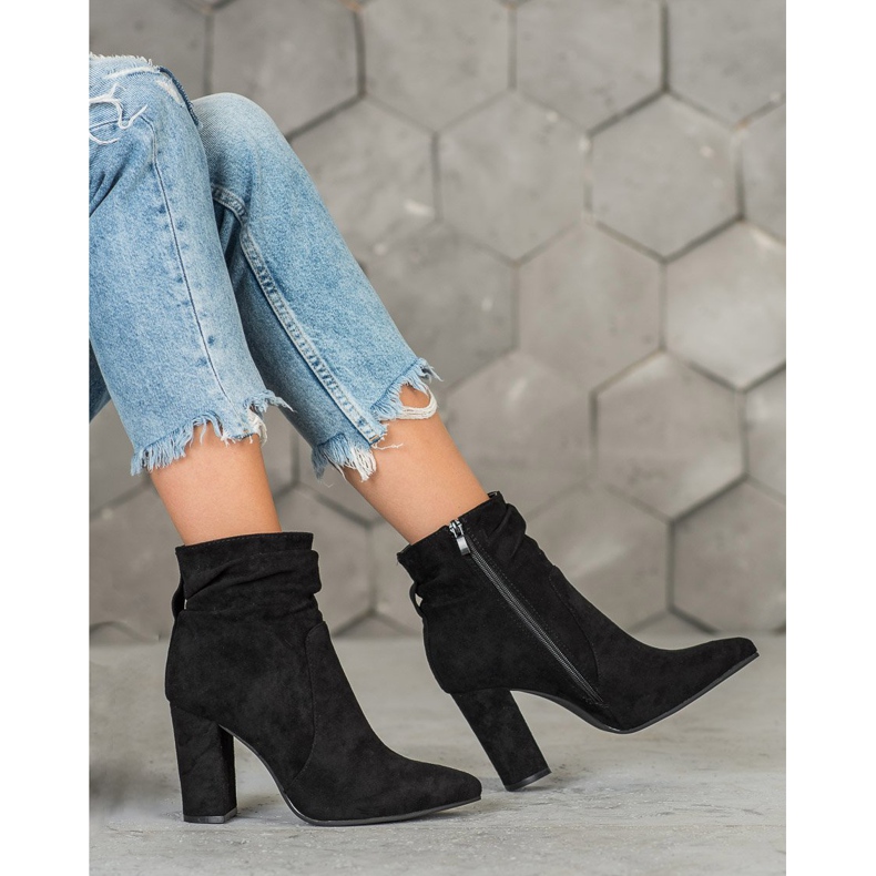 Ideal Shoes Stivaletti in pelle scamosciata su un bar nero 1