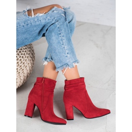 Ideal Shoes Stivaletti in pelle scamosciata su un bar rosso 1