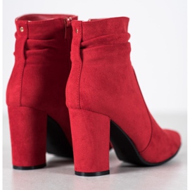 Ideal Shoes Stivaletti in pelle scamosciata su un bar rosso 2