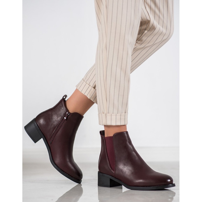 Ideal Shoes Stivali classici con elastico rosso 1