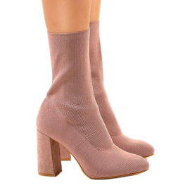 Stivali rosa sul post QQ08 1