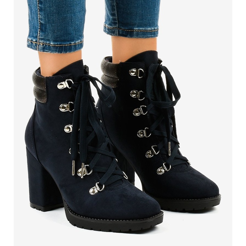 Stivaletti trapper in camoscio blu navy sul post 8992 1