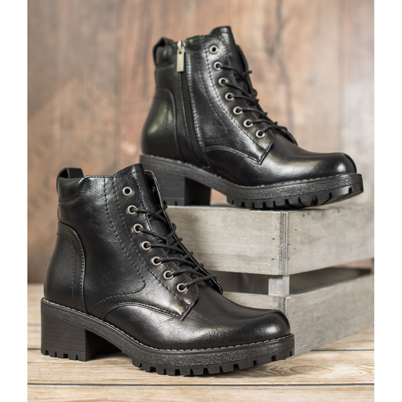 Filippo Trapper sulla piattaforma nero 2