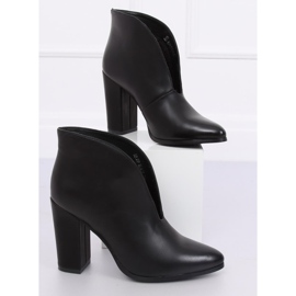 Stivali neri con cut-out nero RB38P Black 2