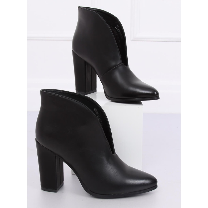 Stivali neri con cut-out nero RB38P Black 2