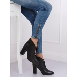 Stivali neri con cut-out nero RB38P Black 1