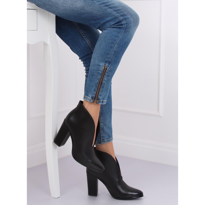 Stivali neri con cut-out nero RB38P Black 1