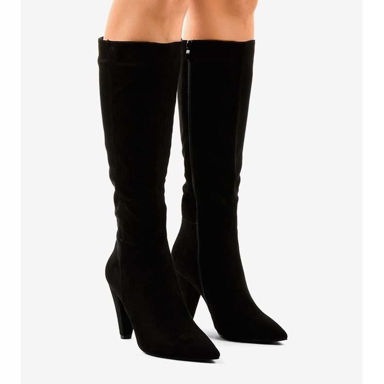Stivali da donna in camoscio nero sul post 8677 1