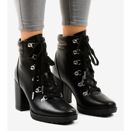 Stivali trapezoidali neri sul palo 8992-PU nero 1