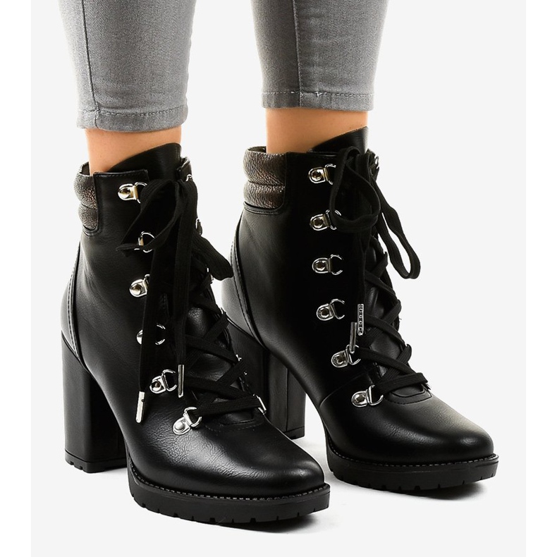 Stivali trapezoidali neri sul palo 8992-PU nero 1