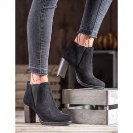 SHELOVET Stivali slip-on su un palo nero 2