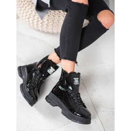 Bella Paris Sneakers in ecopelle laccata nero 2