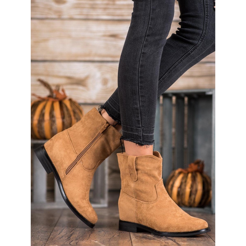 Ideal Shoes Stivali da cowboy caldi su una zeppa marrone 1