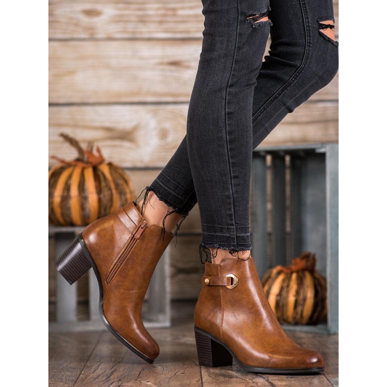 Ideal Shoes Stivali classici in ecopelle marrone 1
