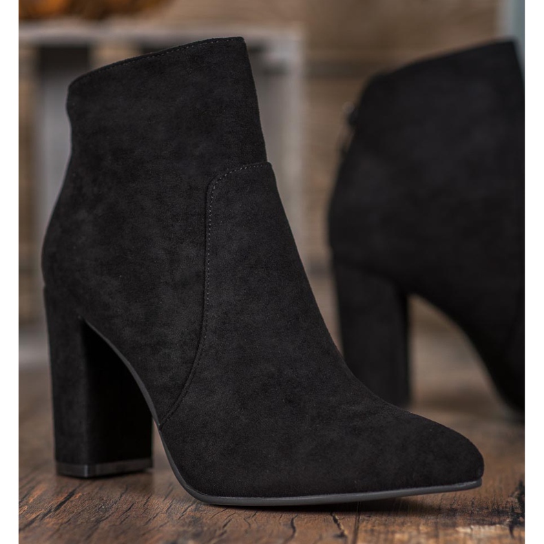 Ideal Shoes Stivali classici su un post nero 1