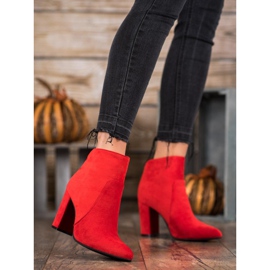 Ideal Shoes Stivali classici su un post rosso 2
