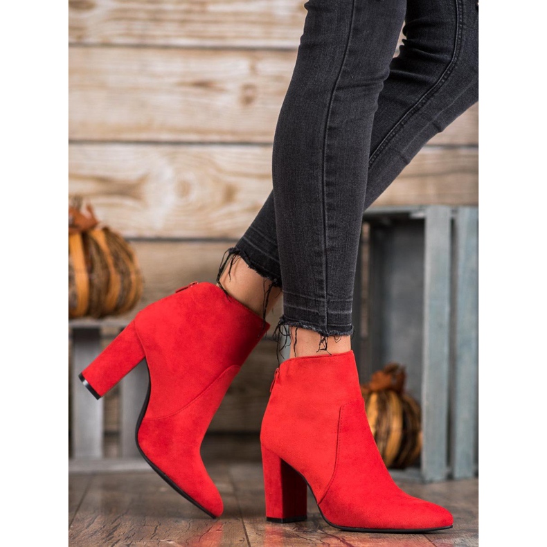 Ideal Shoes Stivali classici su un post rosso 1