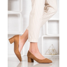 Fama Pompe su un pilastro marrone 1