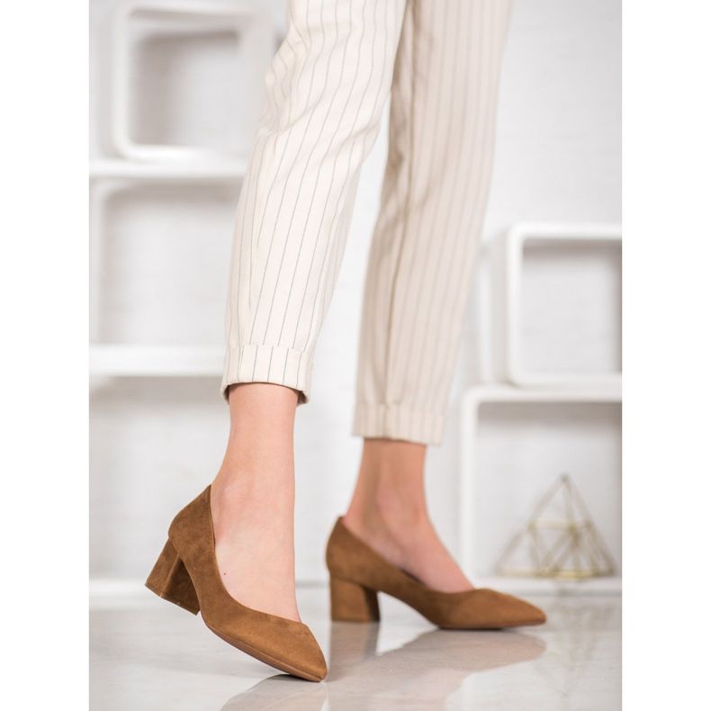 Fama Pompe su un pilastro marrone 2