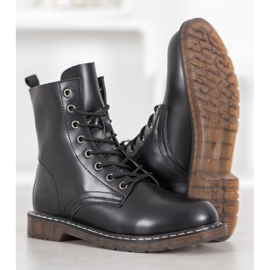 Kylie Trapper alla moda con ecopelle nero 1