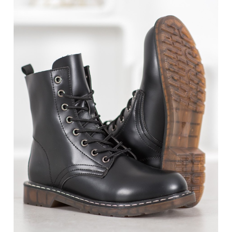 Kylie Trapper alla moda con ecopelle nero 1