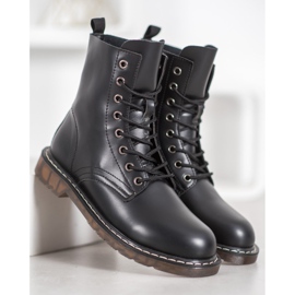 Kylie Trapper alla moda con ecopelle nero 2