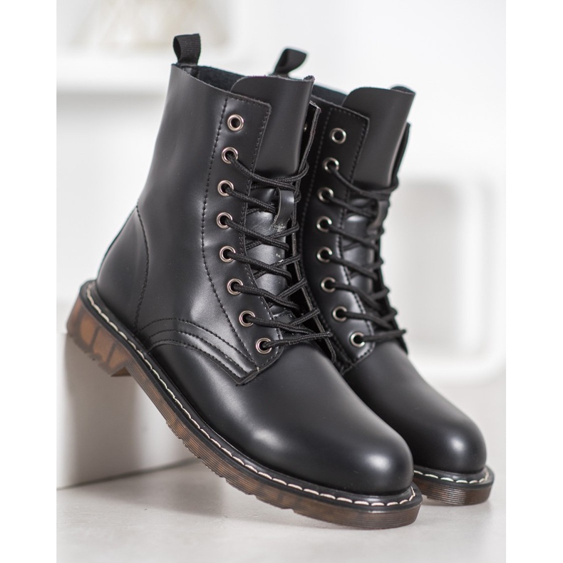 Kylie Trapper alla moda con ecopelle nero 2