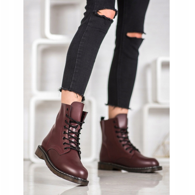 Kylie Trapper alla moda con ecopelle rosso 2